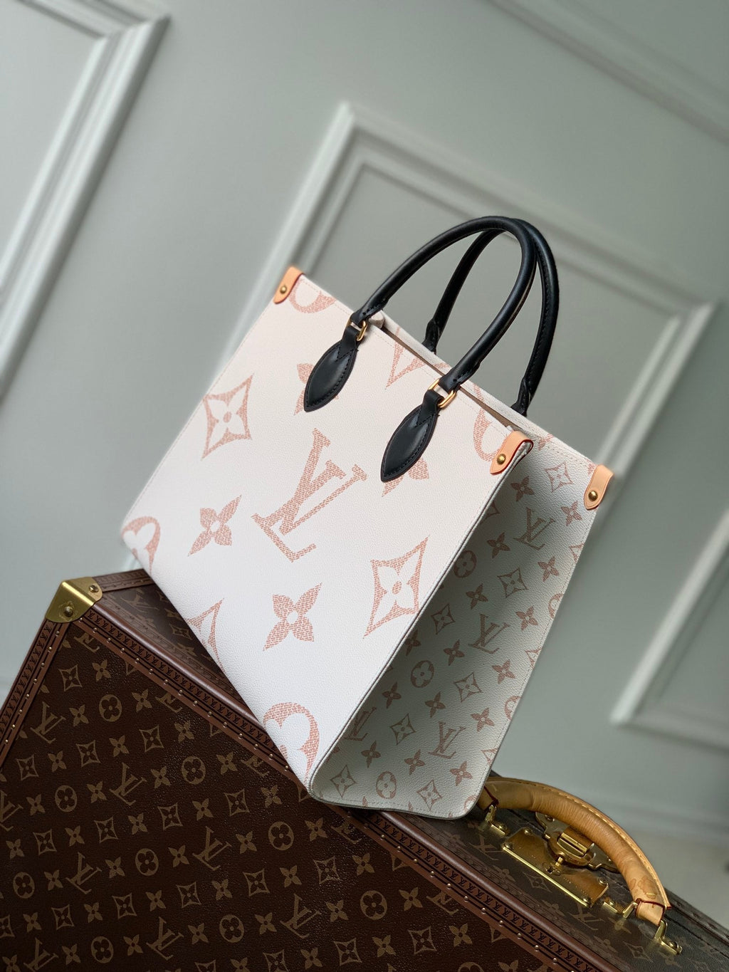Louis Vuitton OnTheGo MM Tote Bag Monogram Dune Cruise — view 3