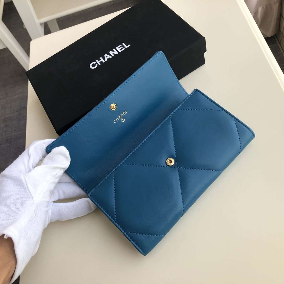 Chanel 19 Quilted Flap Wallet — view 5