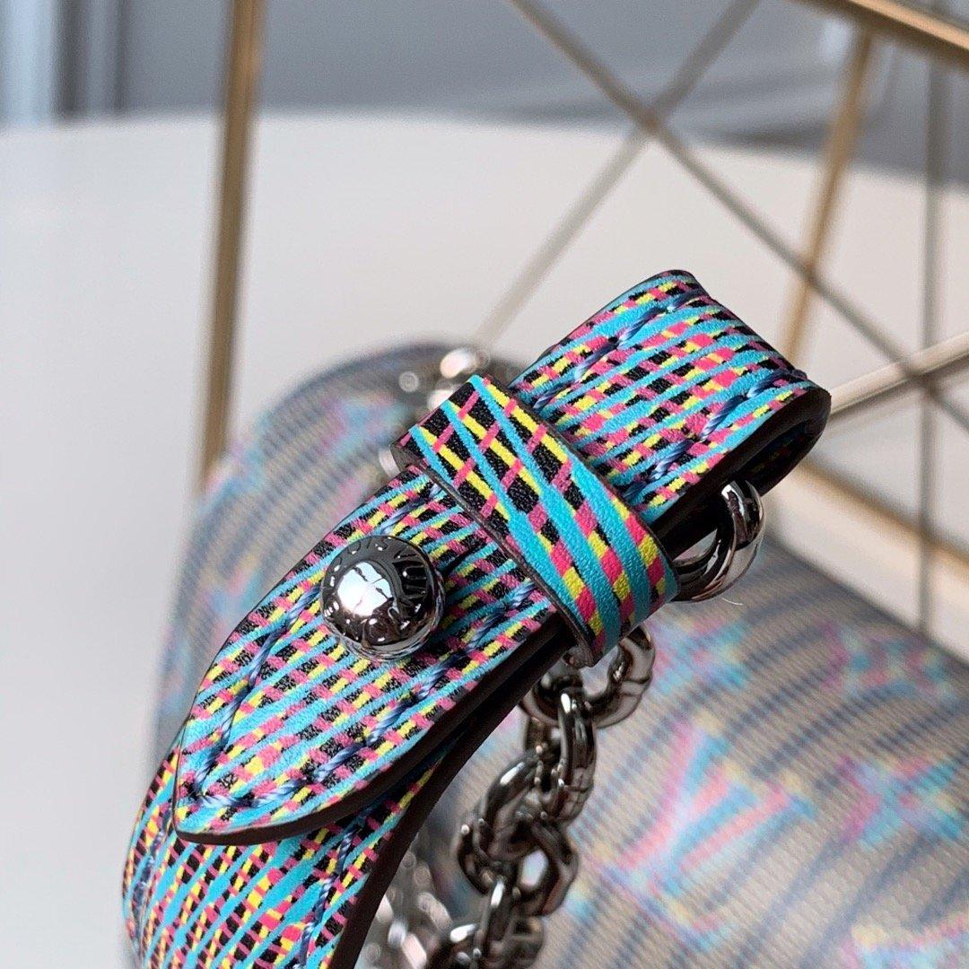 Louis Vuitton Twist MM Shoulder Bag — view 3