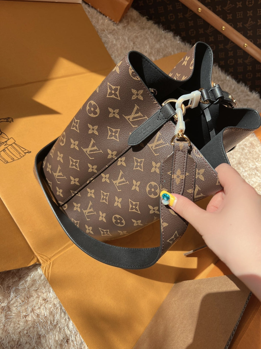 LV Neonoé Monogram Canvas Bucket Shoulder Bag with Leather Trim and Adjustable Strap 26 cm — view 2