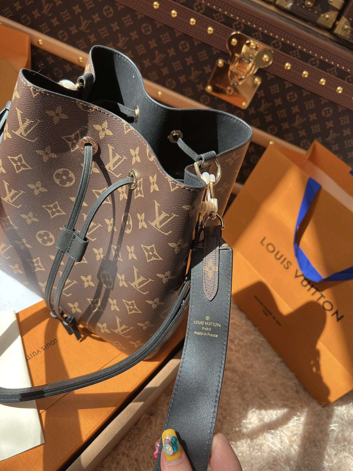 LV Neonoé Monogram Canvas Bucket Shoulder Bag with Leather Trim and Adjustable Strap 26 cm — view 4