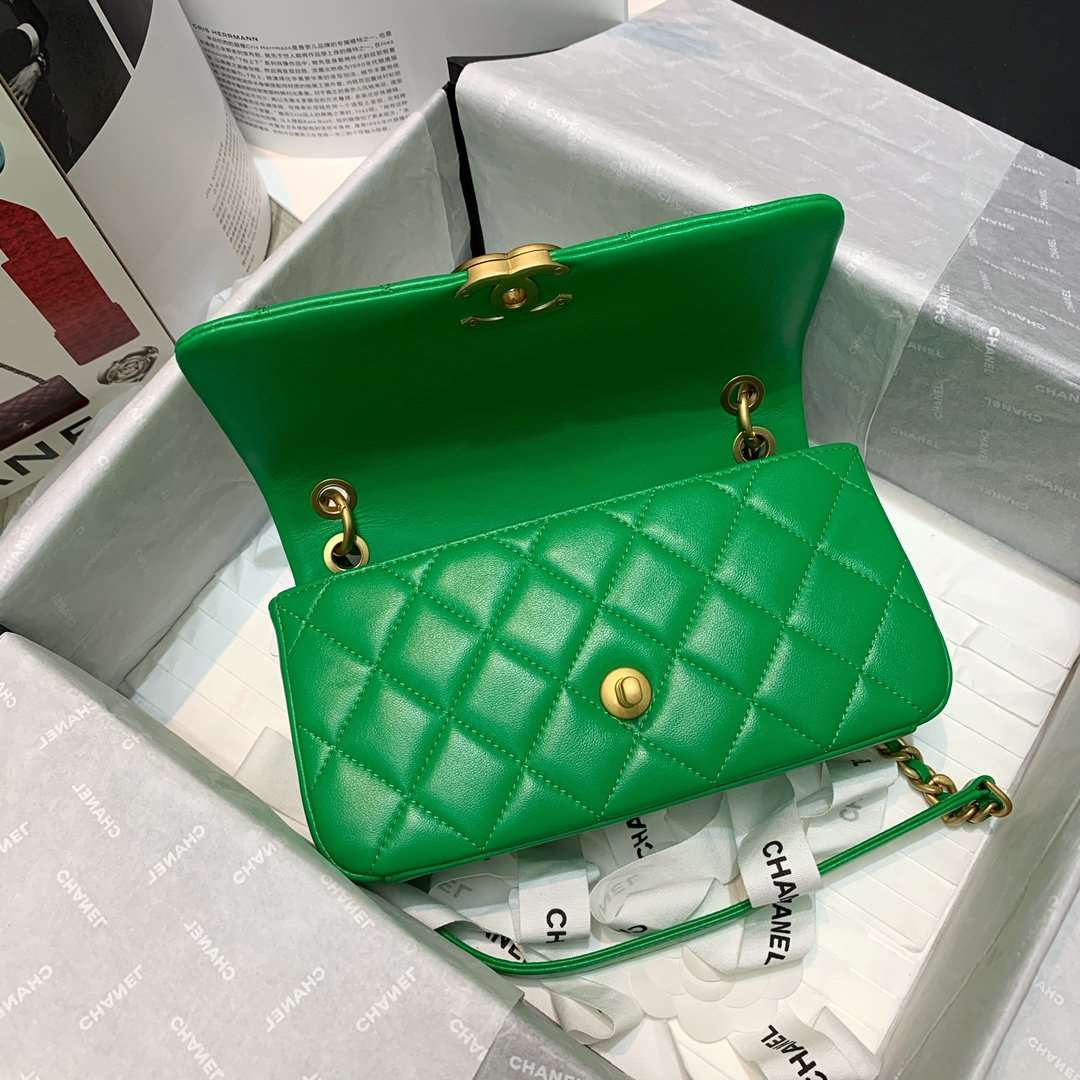 Chanel Flap Bag with Chunky Chain Green — view 7