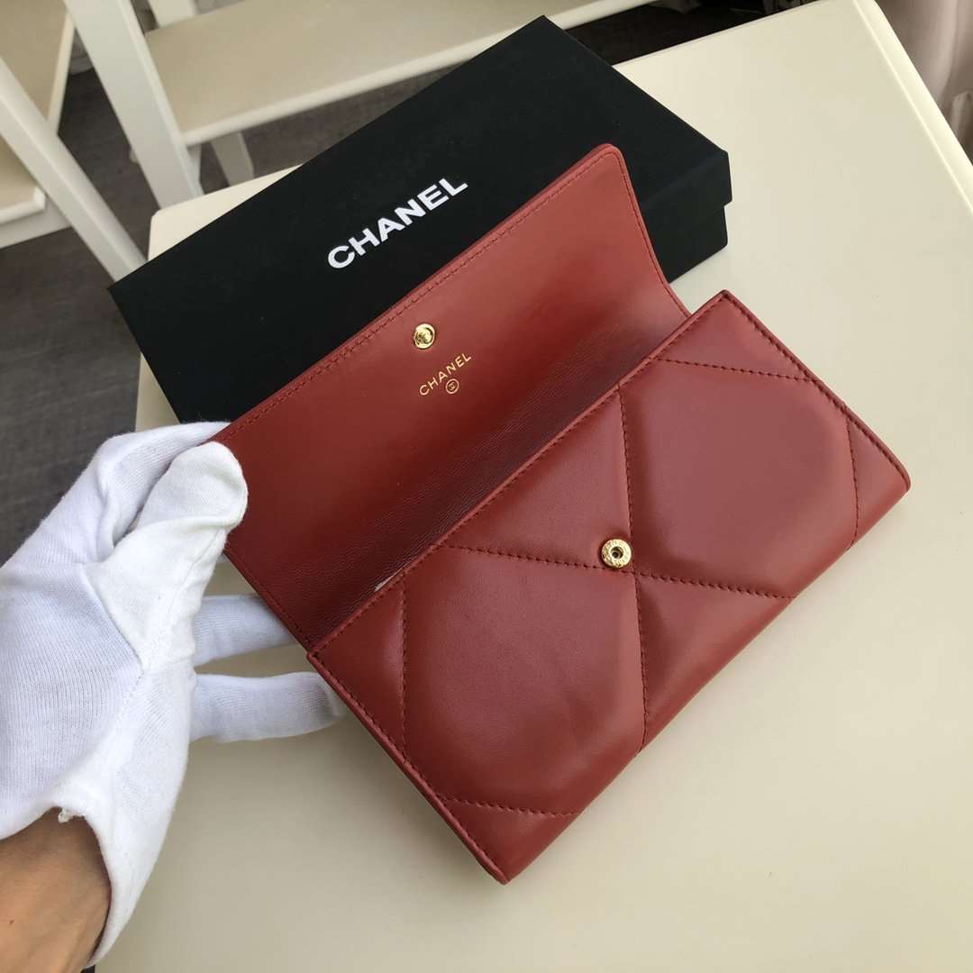 Chanel 19 Quilted Flap Wallet - Red — view 4