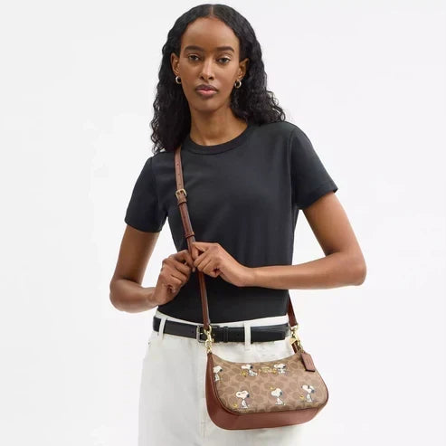 Peanuts Teri Snoopy Shoulder Bag — view 9
