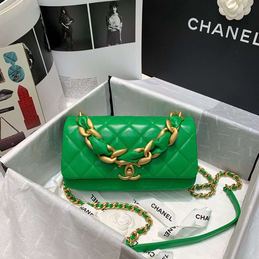 Chanel Flap Bag with Chunky Chain Green — view 2