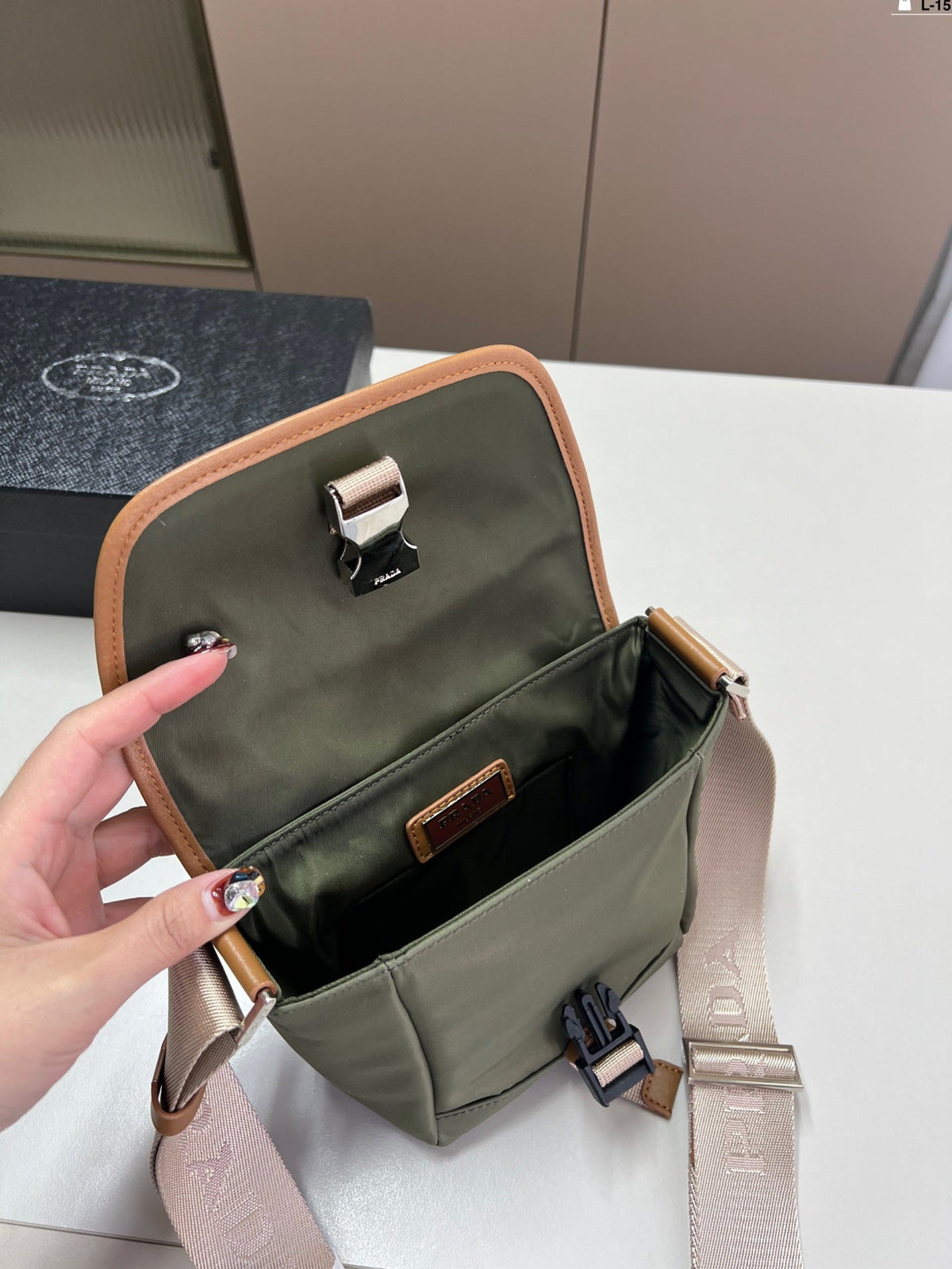 Prada Vintage Messenger Bag Crossbody - Green — view 9
