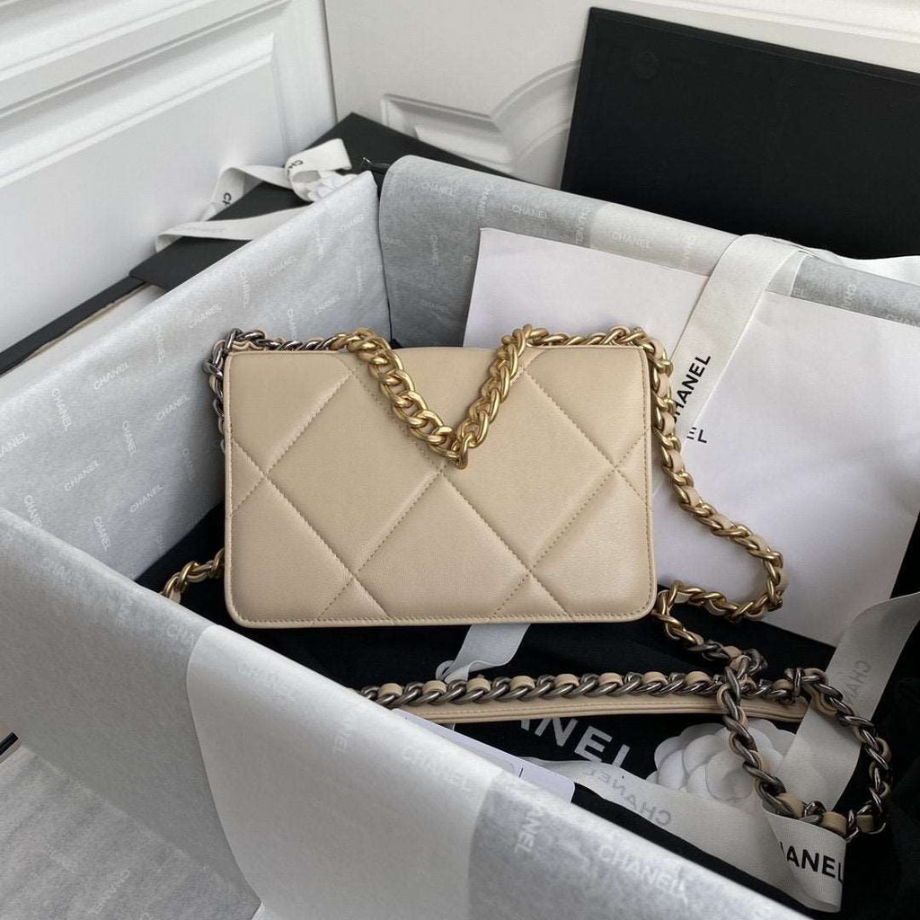 Chanel 19 Wallet On Chain WOC Beige — view 4