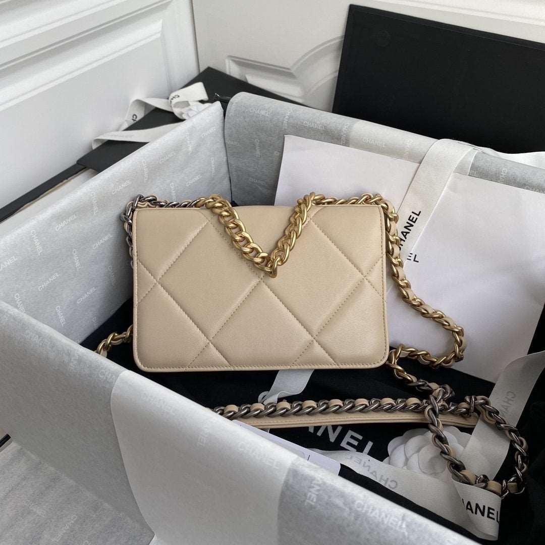 Chanel 19 Wallet On Chain WOC Beige — view 4