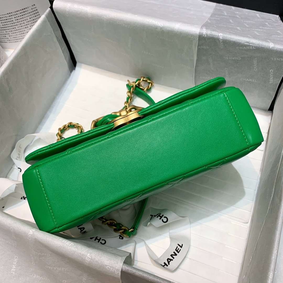 Chanel Flap Bag with Chunky Chain Green — view 4