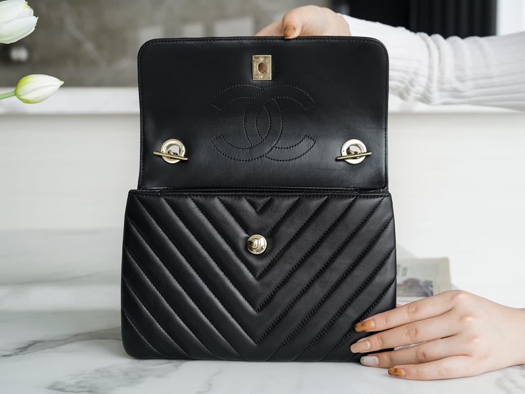 Chanel Trendy CC25 Pre-Owned Medium Chevron Trendy Handbag 25cm - Black — view 4