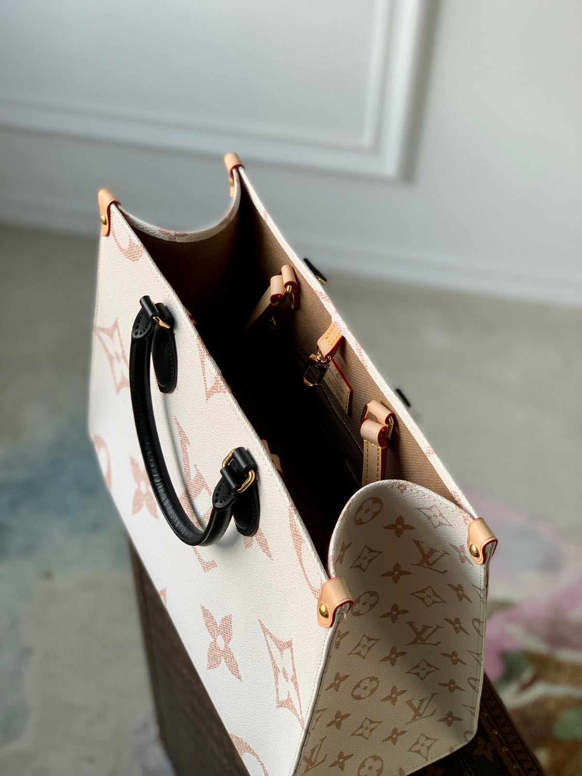 Louis Vuitton OnTheGo MM Tote Bag Monogram Dune Cruise — view 4