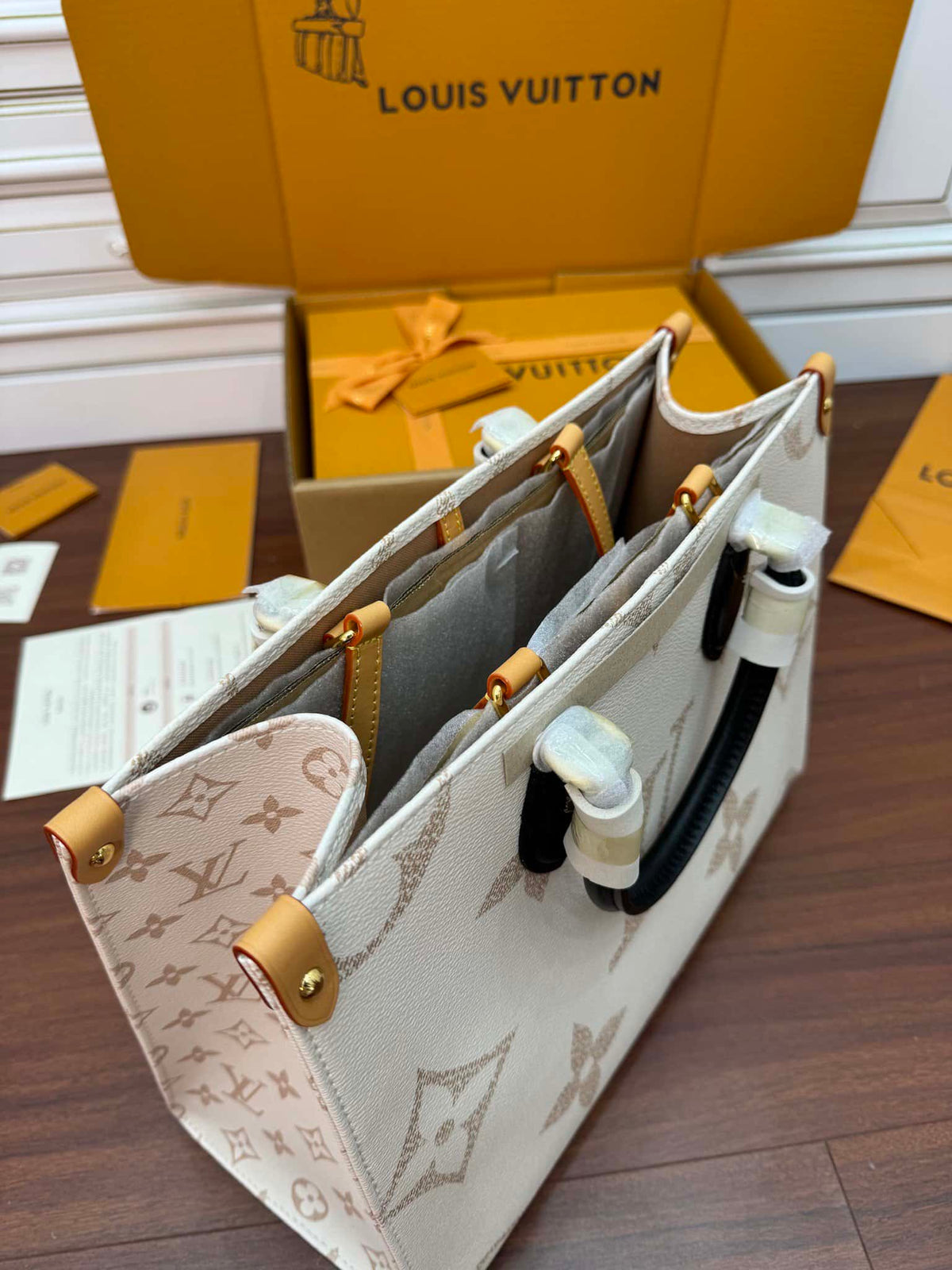 Louis Vuitton OnTheGo MM Tote Bag Monogram Dune Cruise — view 5