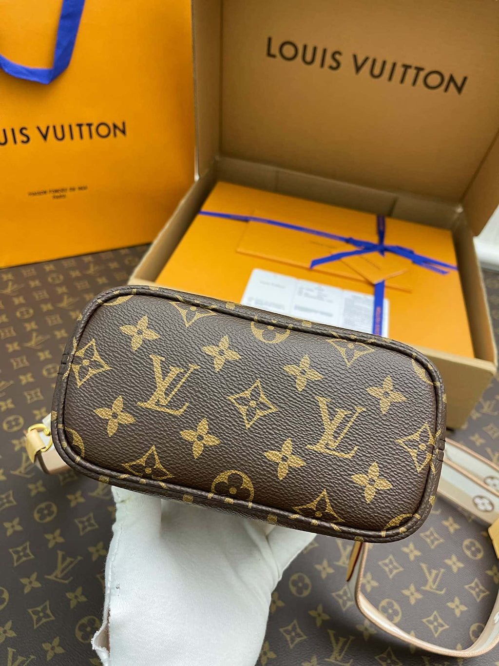 LV Neverfull MM Monogram Canvas Tote Shoulder Bag with Leather Trim and Pouch - Brown — view 7