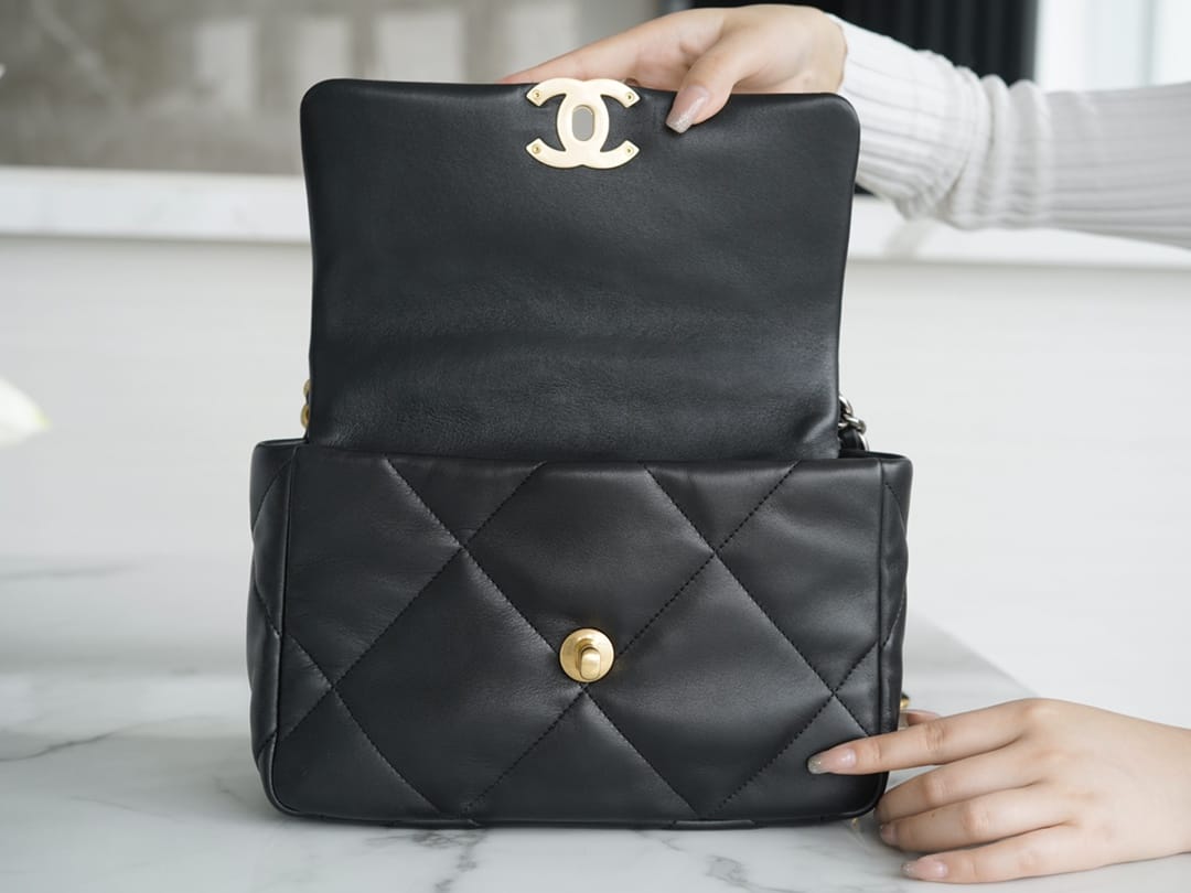 Chanel 19BAG AS1160 Black Gold Buckle Bag Small 26CM — view 4