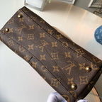 Louis Vuitton V Tote MM — view 3