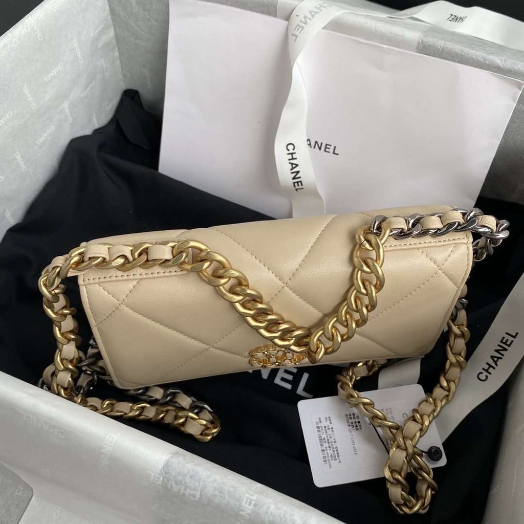 Chanel 19 Wallet On Chain WOC Beige — view 5