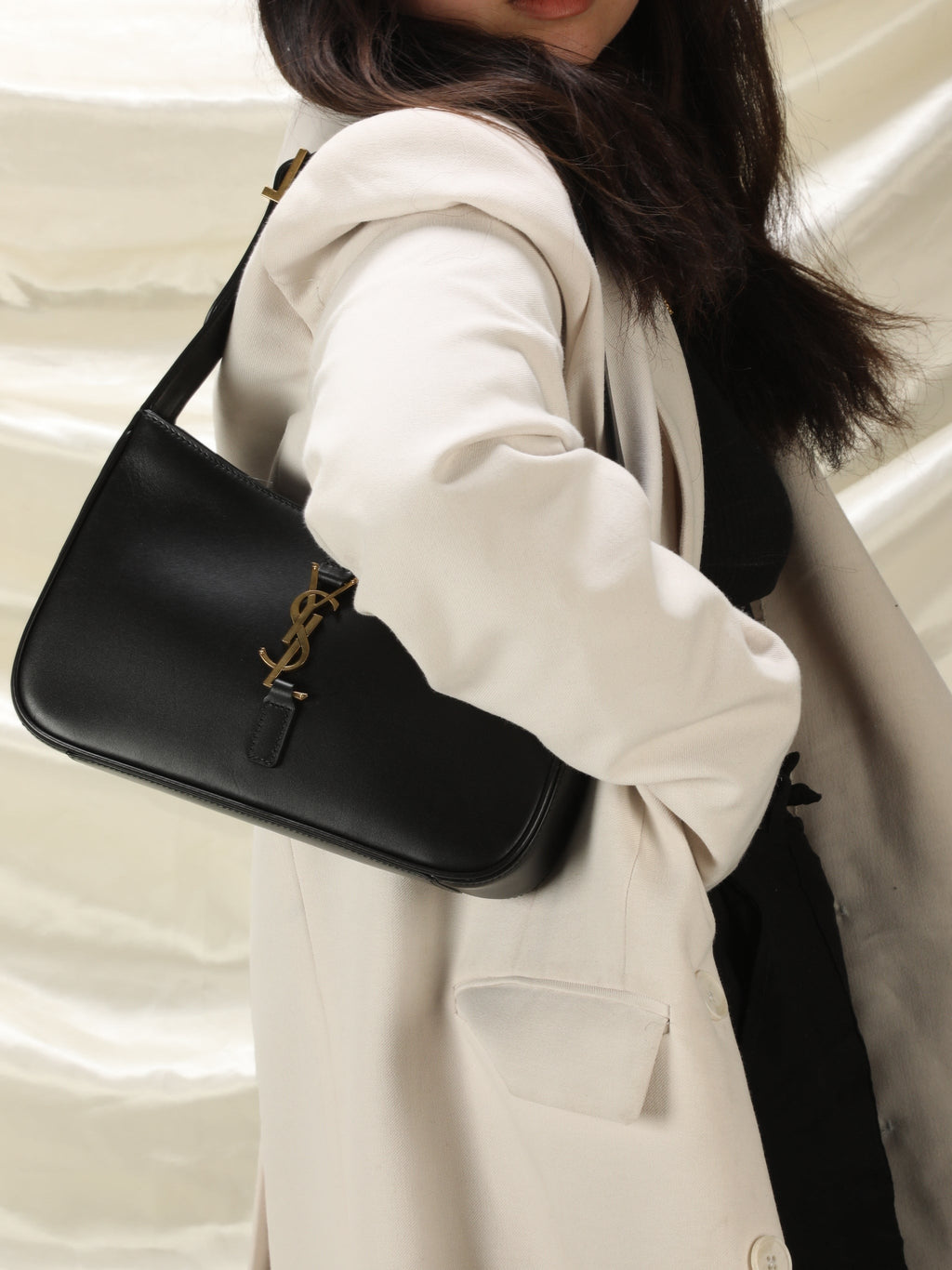 Saint Laurent Le 5 a 7 Hobo Bag in Patent Leather - Black - Women — view 7