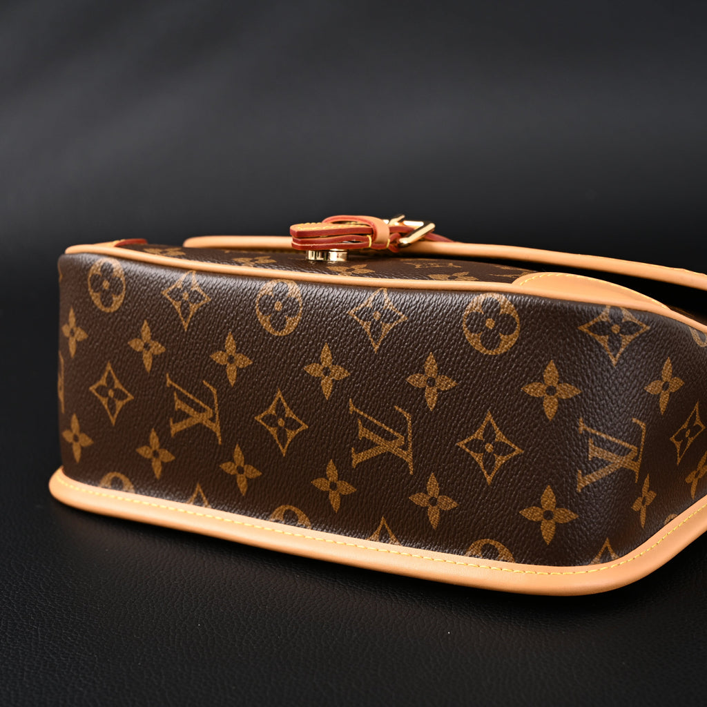 Louis Vuitton Croissant Bag Monogram Canvas — view 18