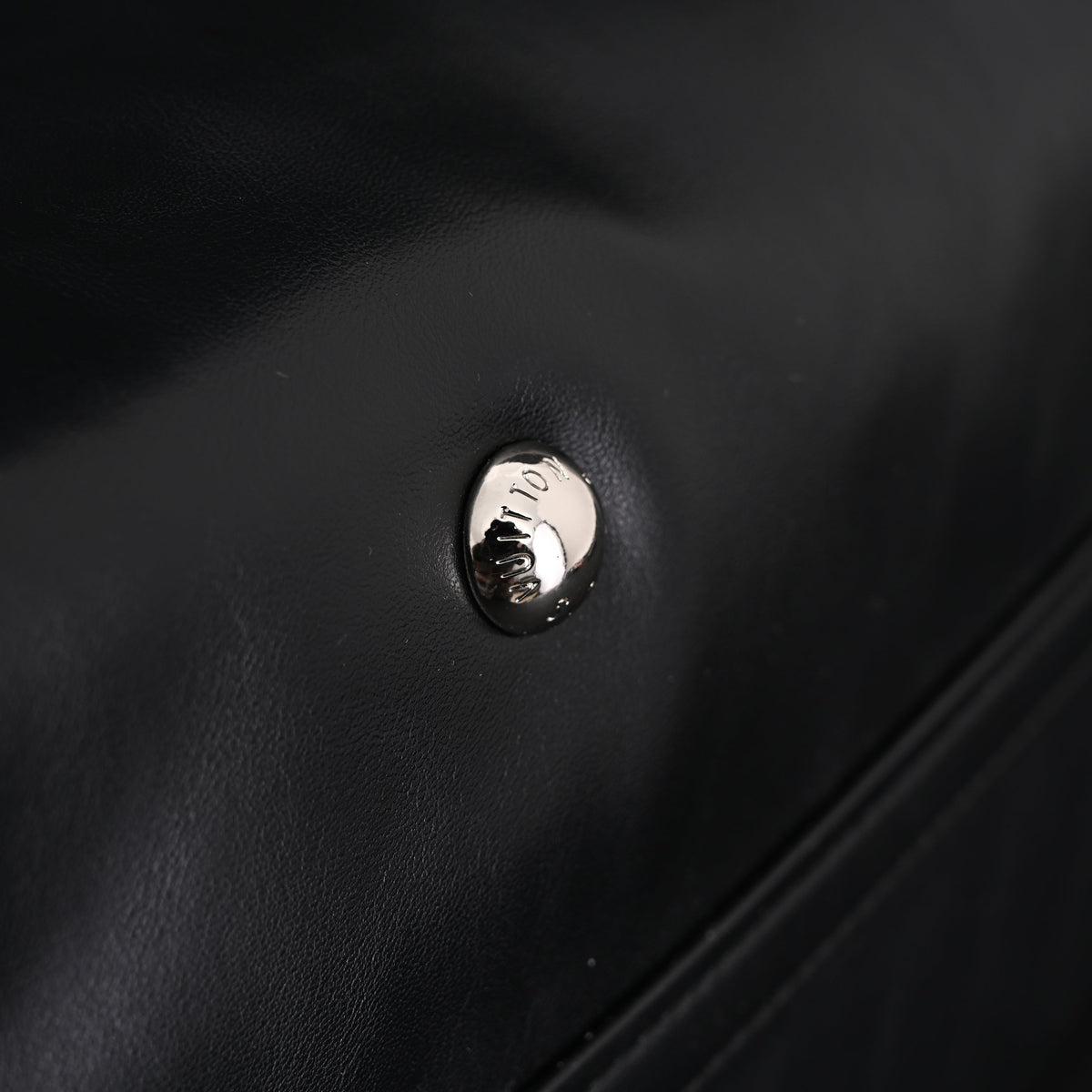 Louis Vuitton Black Mahina Leather Hobo Shoulder Bag — view 5