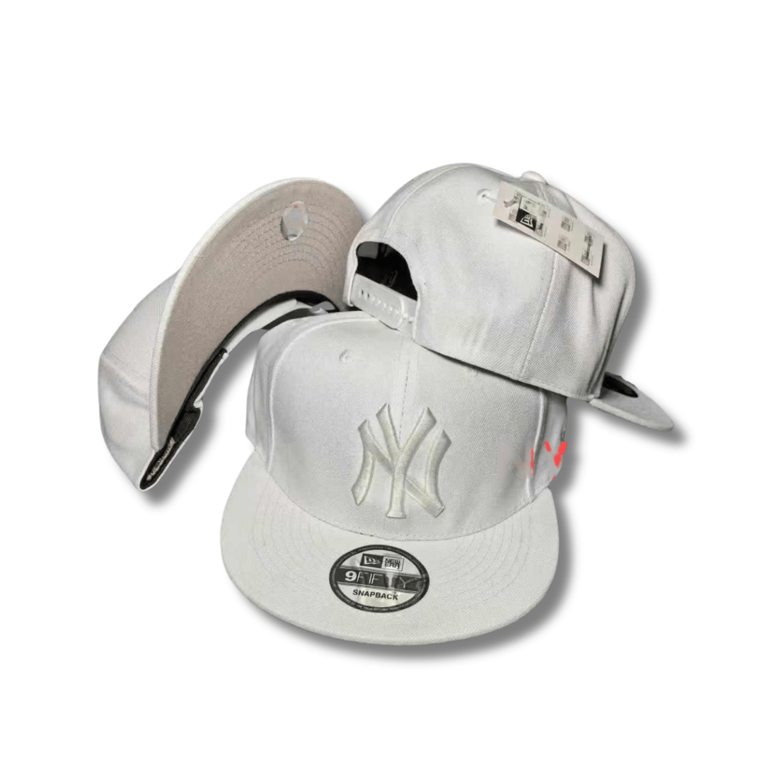 New York Yankees All-White Sleek and Minimalistic – Snapback Cap — view 1
