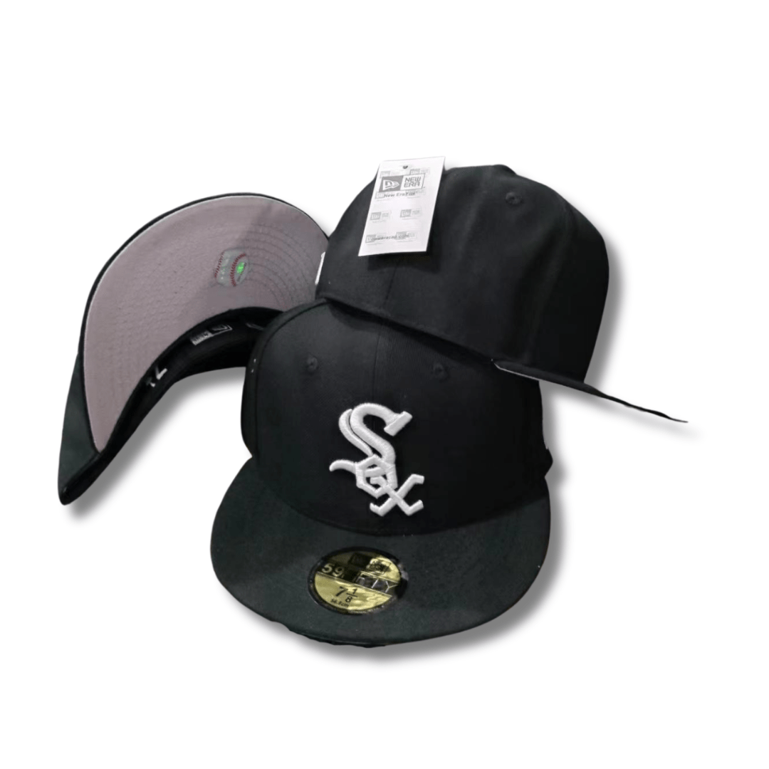 Chicago White Sox 59FIFTY Black with Classic White Logo - Fitted Cap — view 1