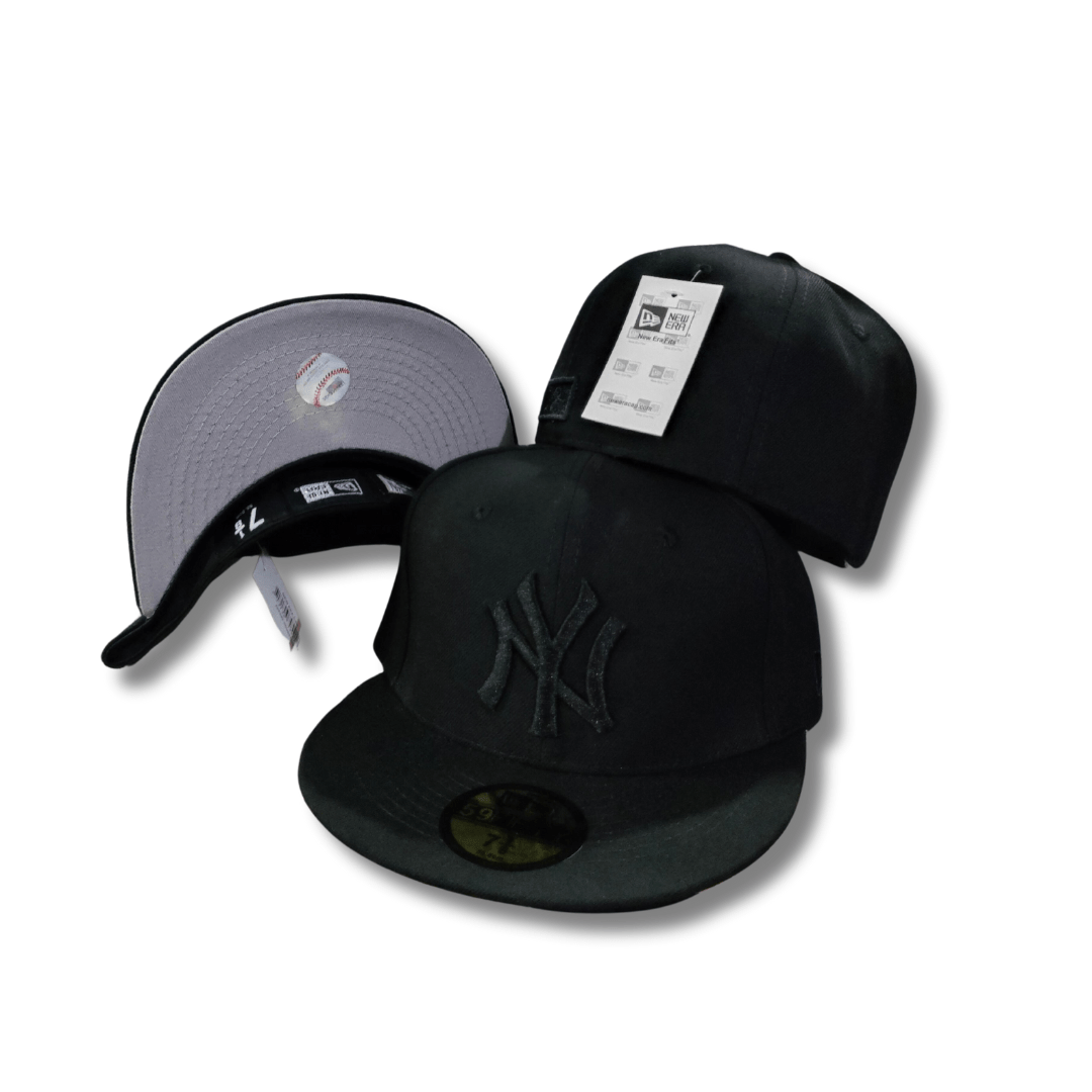 New York Yankees Blackout All Black with Tonal Logo – Snapback Cap — view 1
