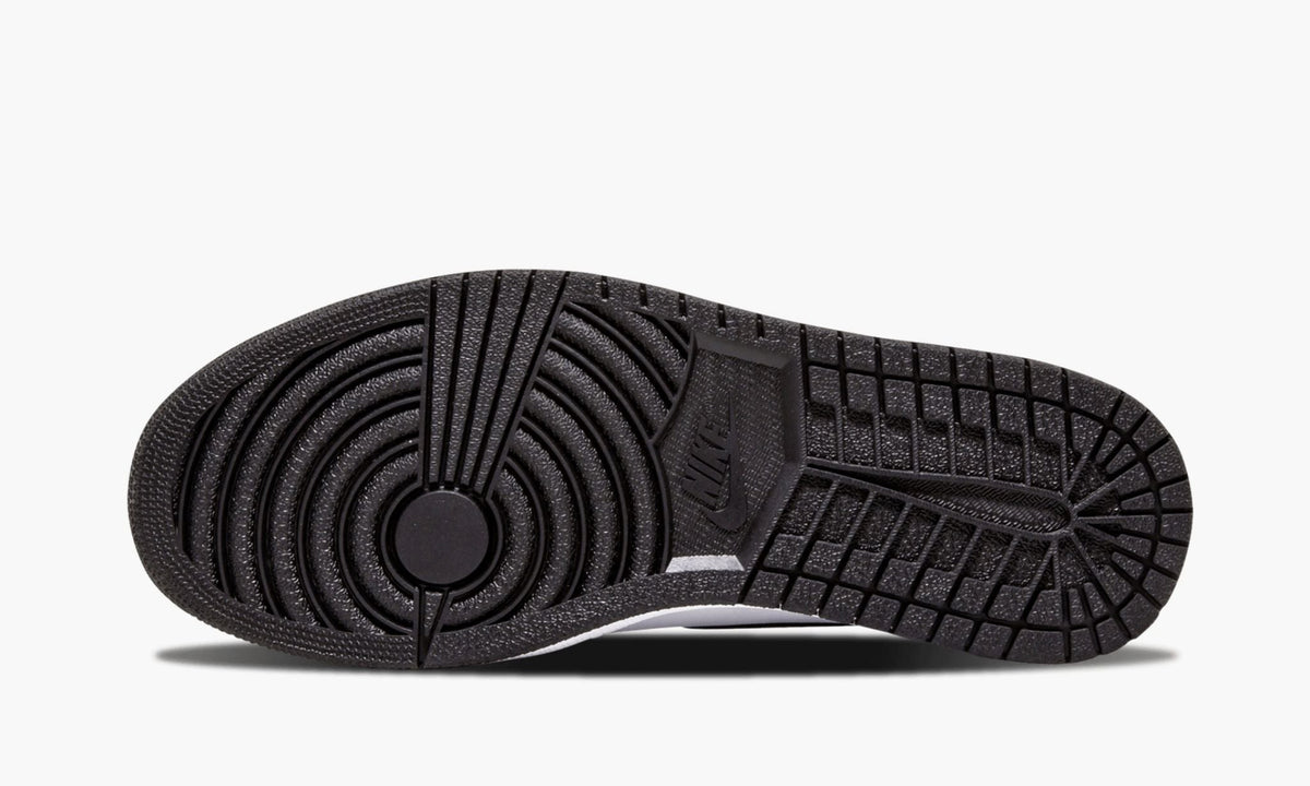 Air Jordan 1 Retro High — view 3