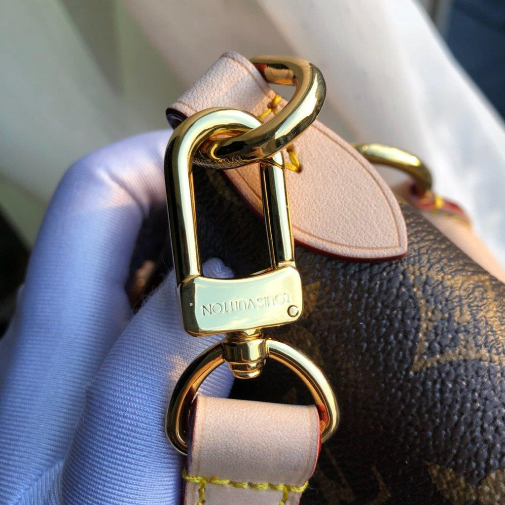 Louis Vuitton V Tote MM — view 7