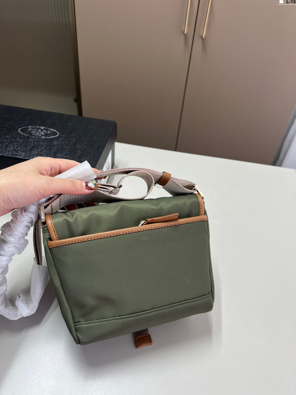 Prada Vintage Messenger Bag Crossbody - Green — view 5