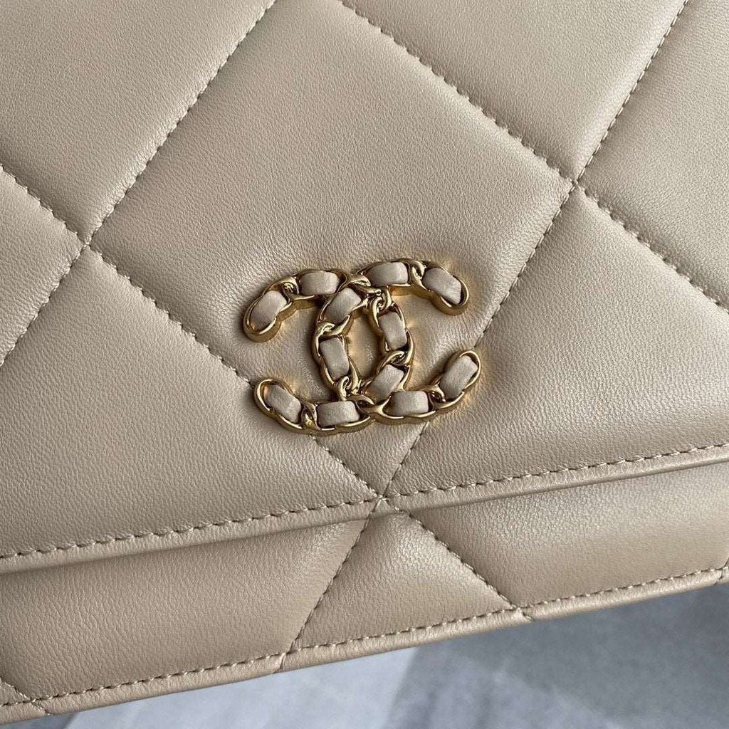 Chanel 19 Wallet On Chain WOC Beige — view 8