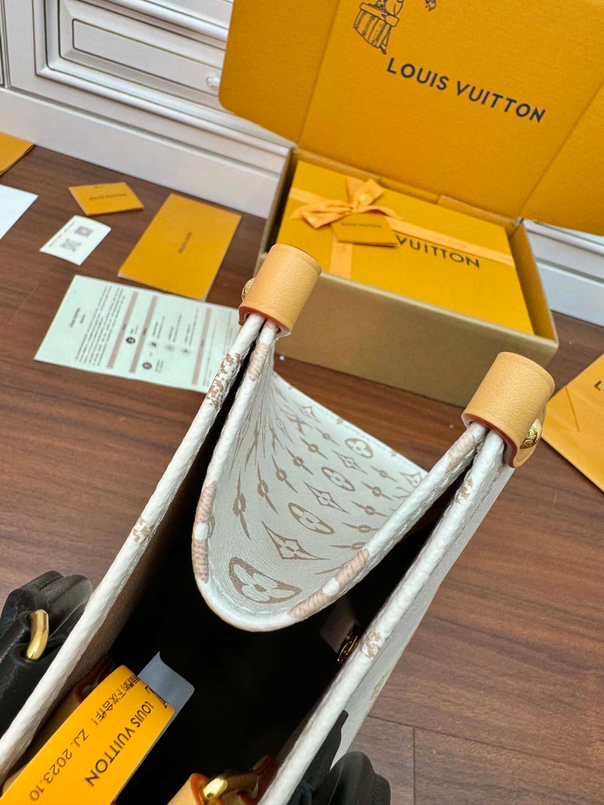 Louis Vuitton OnTheGo MM Tote Bag Monogram Dune Cruise — view 7