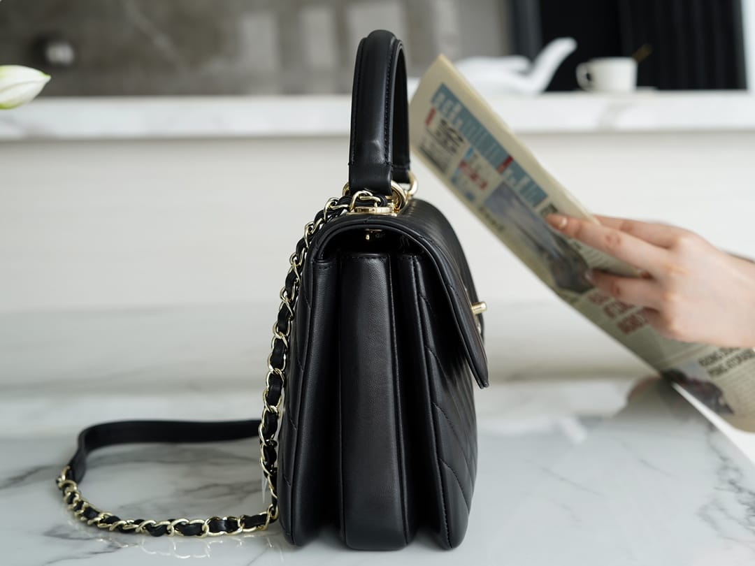 Chanel Trendy CC25 Pre-Owned Medium Chevron Trendy Handbag 25cm - Black — view 3