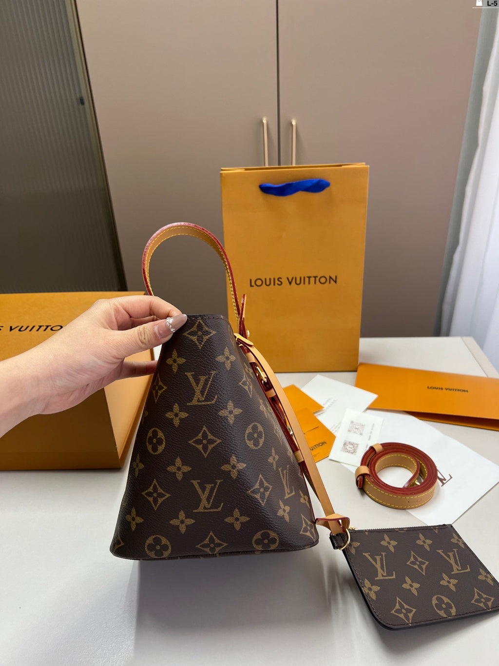 Louis Vuitton LV Vintage Bucket Tote Bag - Brown — view 3