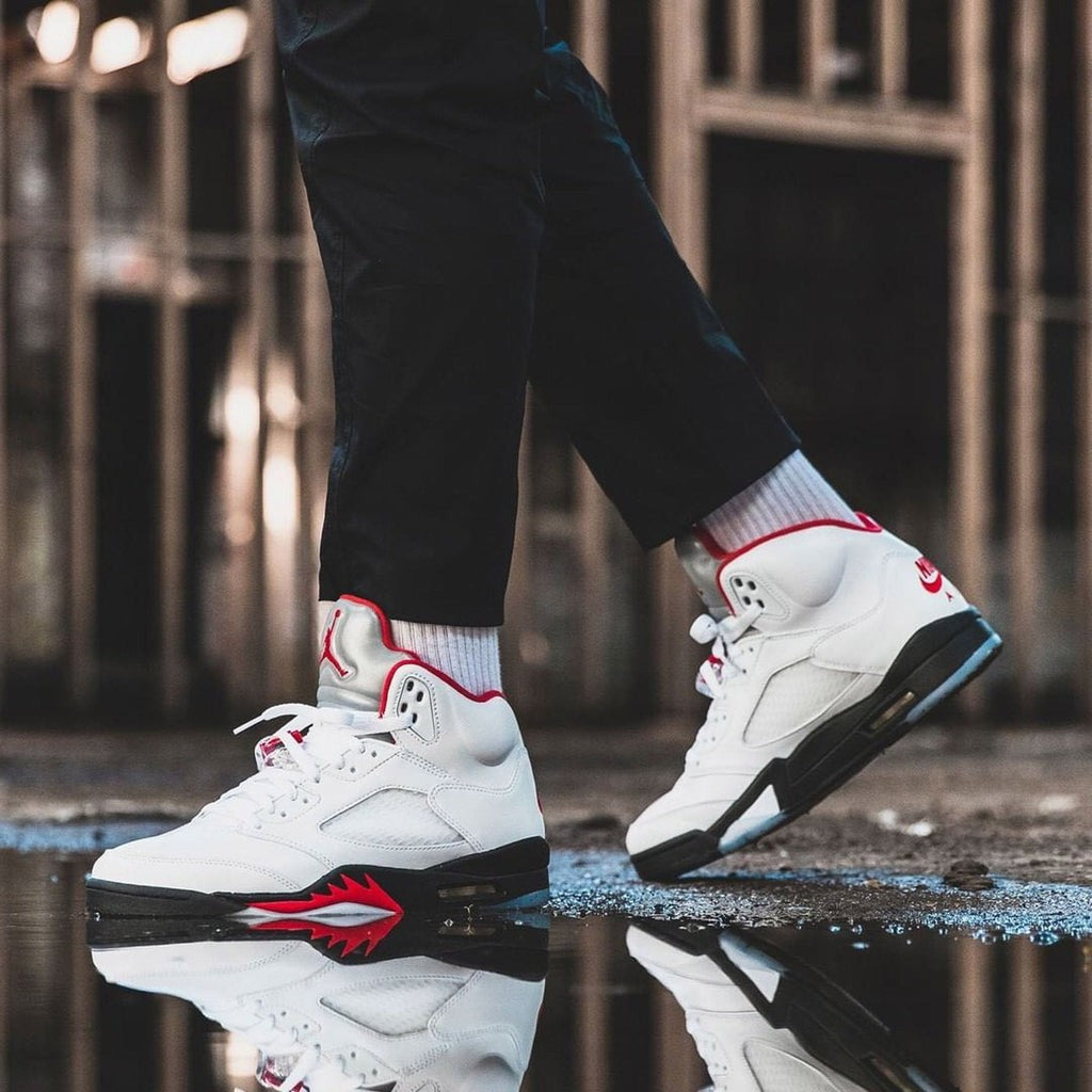 Jordan 5 Retro Fire Red Silver Tongue (2020) — view 4