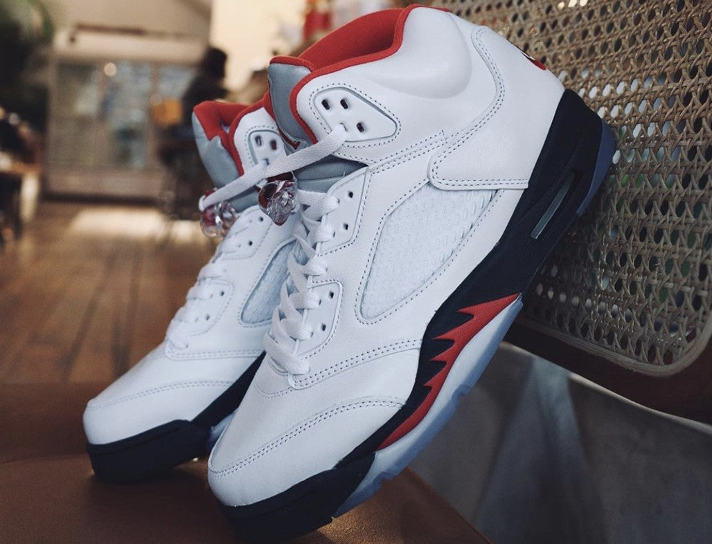 Jordan 5 Retro Fire Red Silver Tongue (2020) — view 2